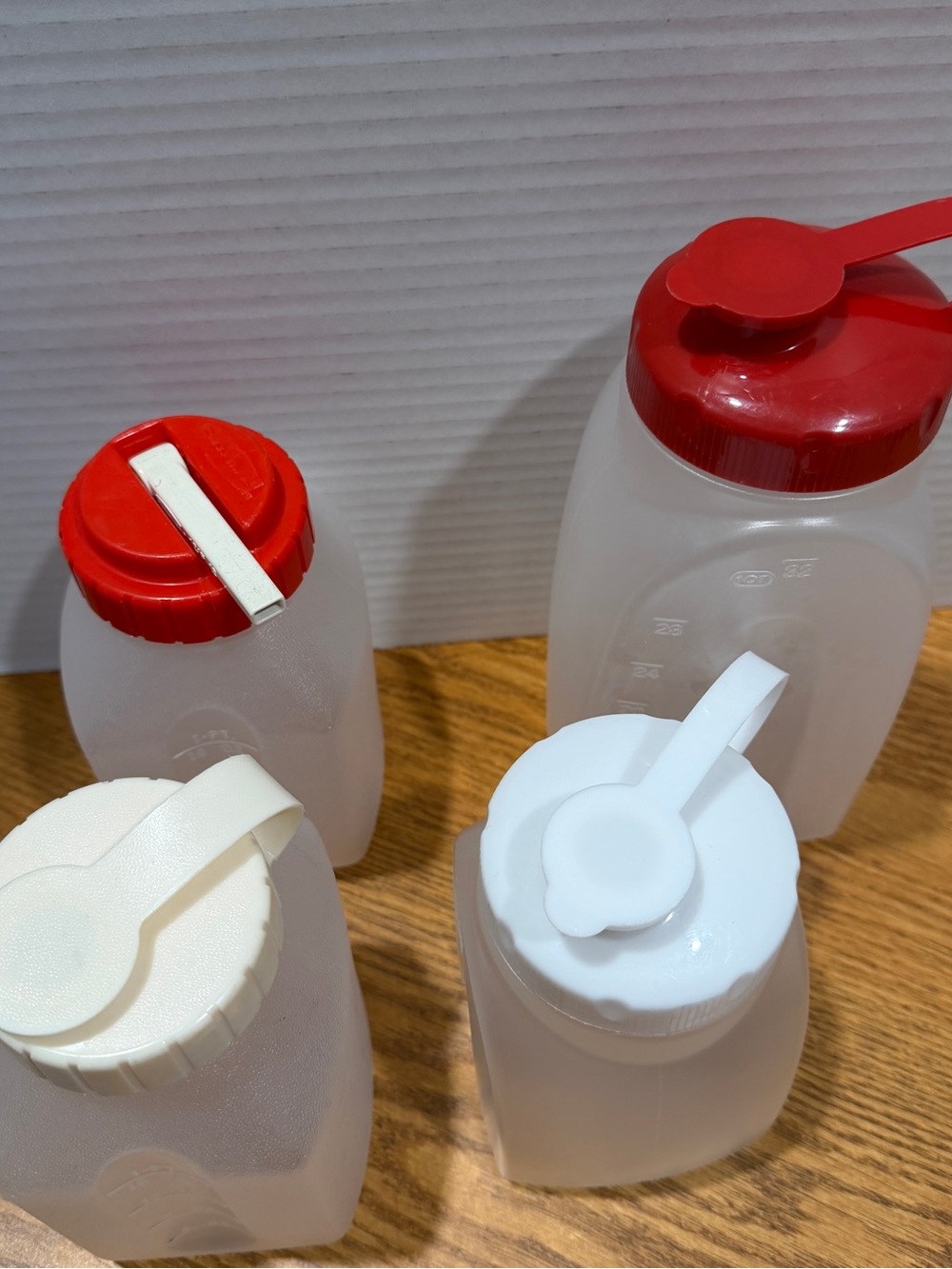 4 Rubbermaid  Red/ Almond Servin Saver & Flip Top Containers No Straw